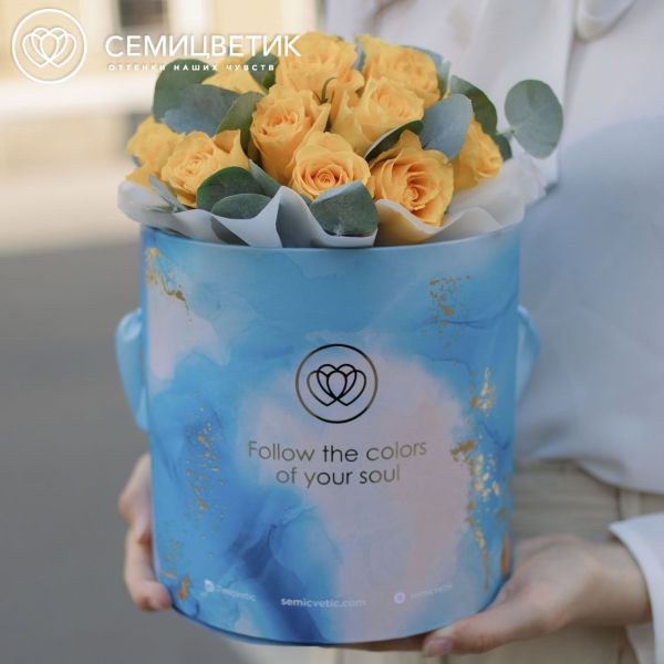 Букет в голубой шляпной коробке Amour Mini из 21 желтой розы (Кения) с эвкалиптом