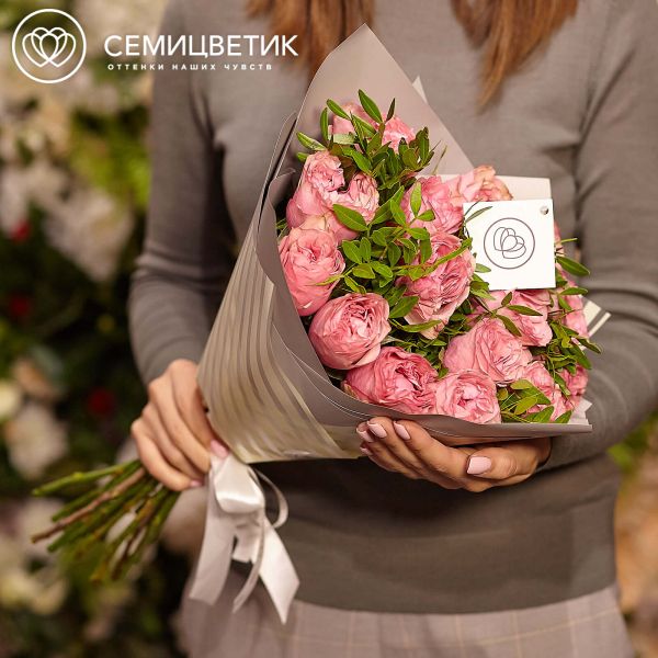 Букет из 15 розовых пионовидных роз Love Me Tender 40 см с фисташкой