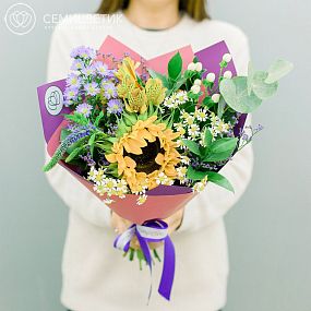 Букет из подсолнуха, астры и матрикарии в сиреневой пленке