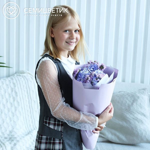 Букет из сиреневой гортензии и статицы в упаковке