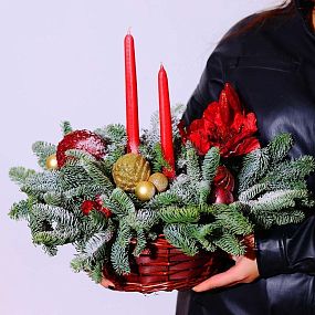 Новогодняя композиция с красными цветами