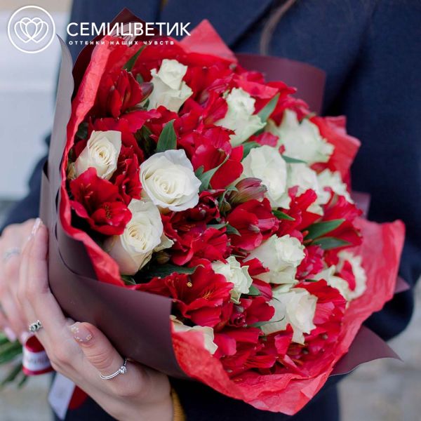 Букет из 15 белых роз 30 см (Кения) и 10 красных альстромерий