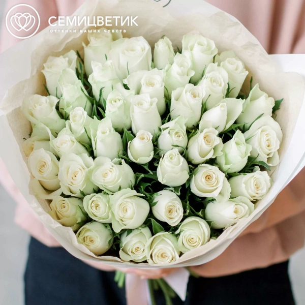 Букет из 41 белой розы 35-40 см (Кения) в белой пленке