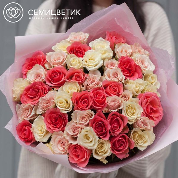 Букет из 51 белой, коралловой и нежно-розовой розы 40 см (Кения)