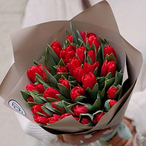 Букет из 35 красных тюльпанов 40 см