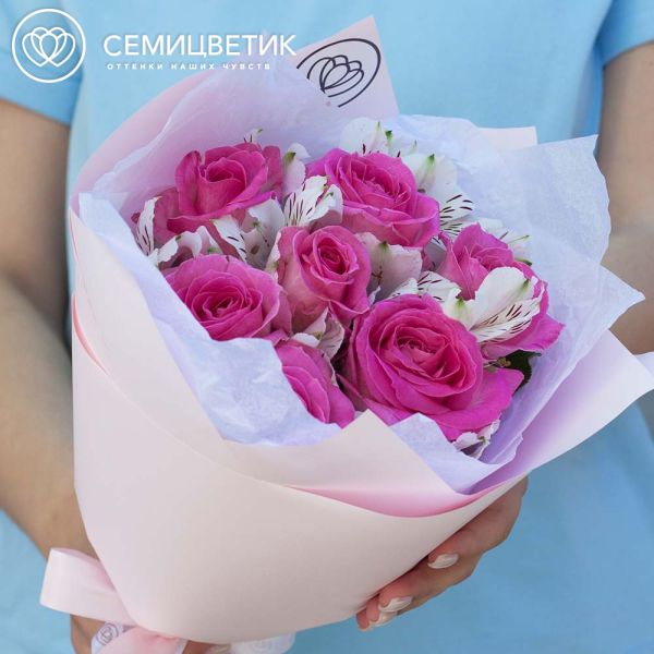 Букет из 7 розовых роз 35-40 см (Россия) и 4 белых альстромерий