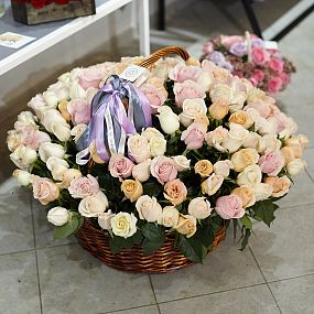 Композиция из 201 розы микс (Эквадор) в корзине
