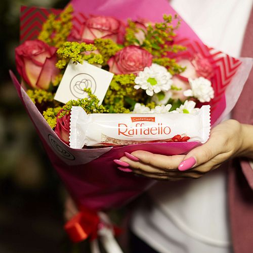 Букет из розовых роз и кустовой хризантемы в упаковке