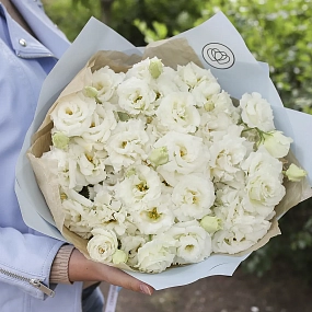 Букет из 25 белых махровых лизиантусов в голубой пленке