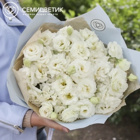 Букет из 25 белых махровых лизиантусов в голубой пленке