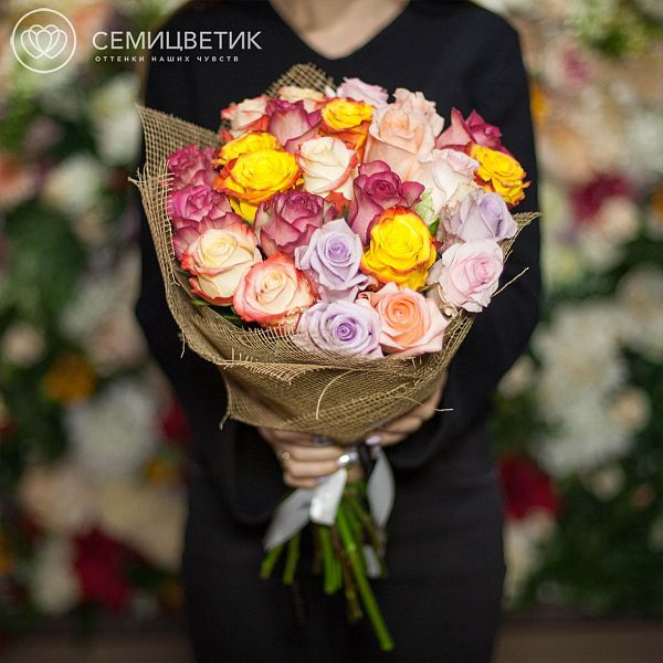 Букет из 25 роз 50 см яркий микс (Эквадор) в дизайнерской пленке