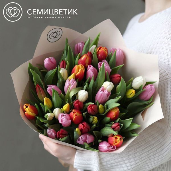 Букет из 51 тюльпана микс 40 см в кремовой пленке