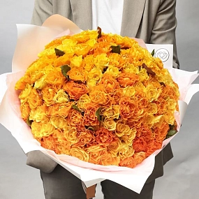Букет из 151 оранжевой и жёлтой розы 35-40 см (Россия) в белой пленке