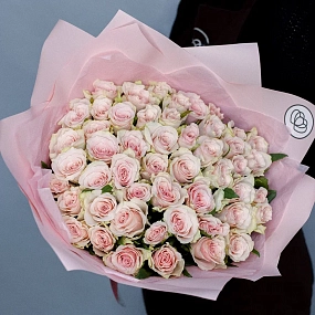 Букет из 51 нежно-розовой розы 40 см (Кения) в розовой пленке