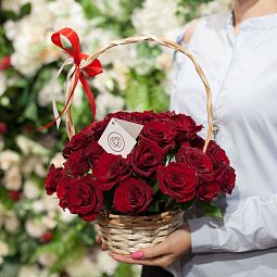 Композиция из 31 красной с темной каймой розы Магия (Россия) в корзине