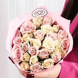 Букет из 25 нежно-розовых и белых роз 40 см (Кения) в розовой пленке