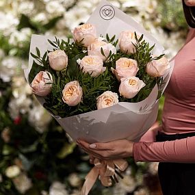 Букет из 11 персиковых пионовидных роз Juliet 50 см (Эквадор) с фисташкой