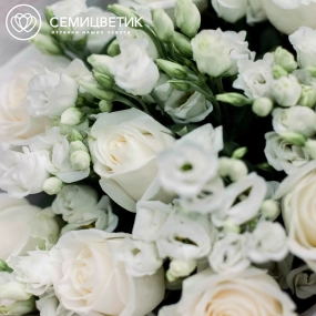 Букет из 10 белых роз Vendela 50 см (Эквадор) и 7 белых лизиантусов в розовой пленке