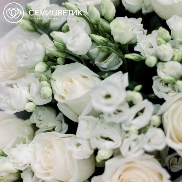 Букет из 10 белых роз Vendela 50 см (Эквадор) и 7 белых лизиантусов в розовой пленке