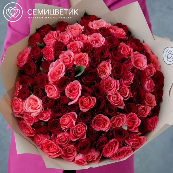 Букет из 101 красной и коралловой розы 40 см (Кения) в кремовой пленке