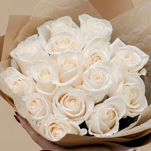 Букет из 15 белых роз Vendela 50 см (Эквадор) в кремовой пленке