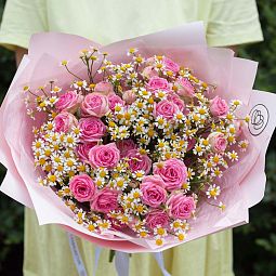Букет из розовой кустовой пионовидной розы и матрикарий