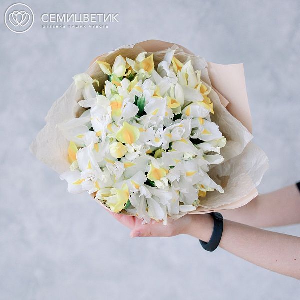 Букет из 25 желтых и белых ирисов