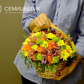 Композиция из розы, лизиантуса, альстромерии и хризантемы в корзине