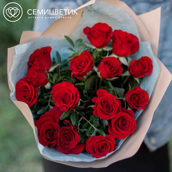 Букет из 15 красных с темной каймой роз Магия 35-40 см (Россия) с фисташкой