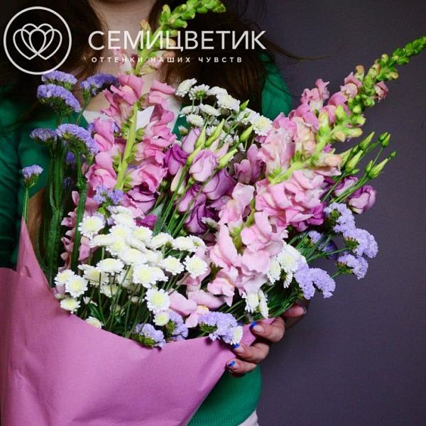 Букет из антирринума, статицы и хризантемы в упаковке