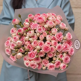 Букет из 15 кустовых пионовидных розовых роз 60 см (Россия) в прозрачной пленке