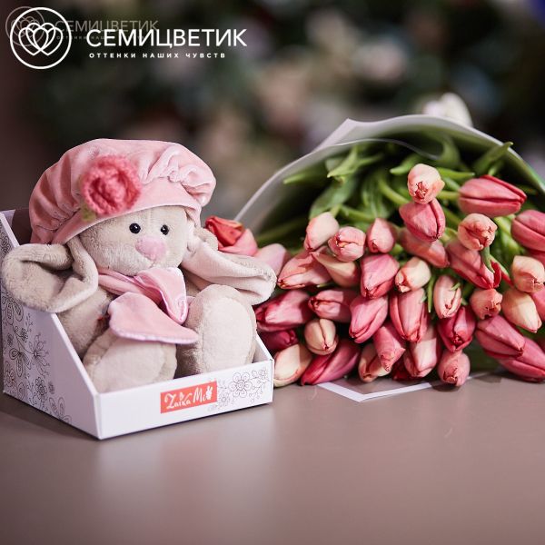 Букет из 51 кораллового тюльпана