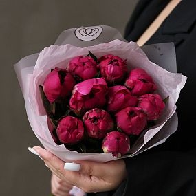 Букет из 11 ярко-розовых пионов Red Sarah Bernhardt Premium