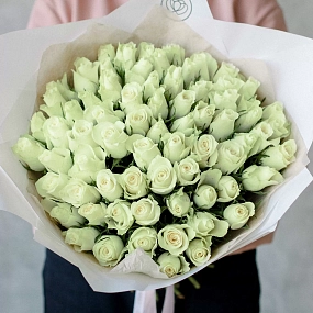 Букет из 65 белых роз 40 см (Кения) в белой пленке