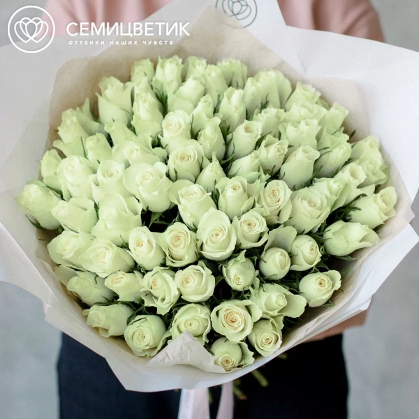 Букет из 65 белых роз 35-40 см (Кения) в белой пленке
