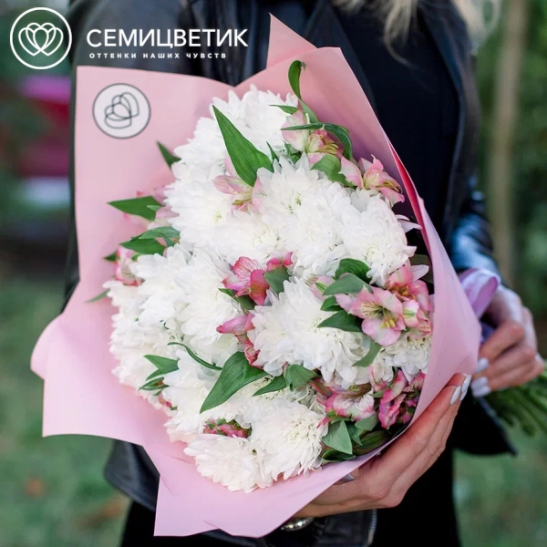 Букет из 5 белых кустовых хризантем и 10 розовых альстромерий в розовой пленке