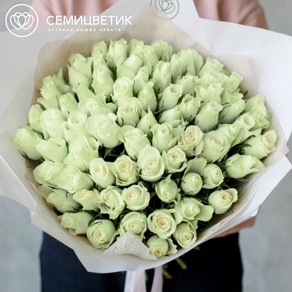 Букет из 65 белых роз 40 см (Кения) в белой пленке