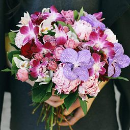 Букет из пионов, орхидей и пионовидной розы в упаковке