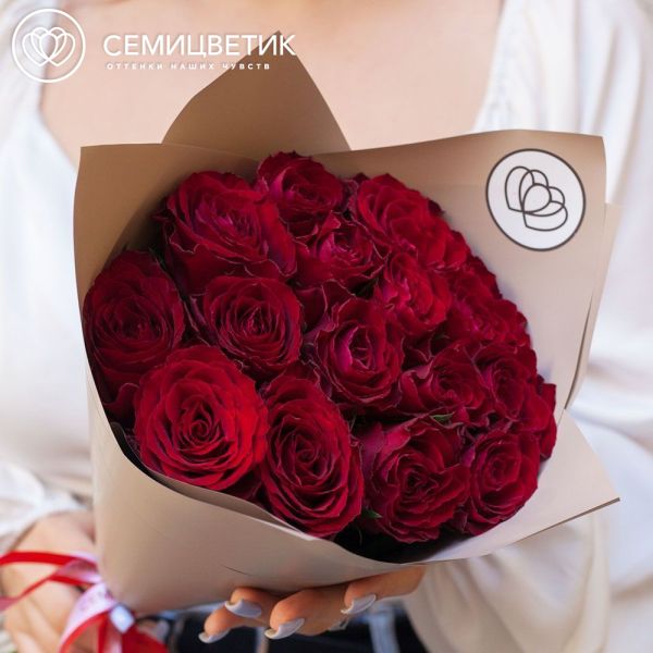 Букет из 15 красных роз 40 см (Кения) в кремовой пленке