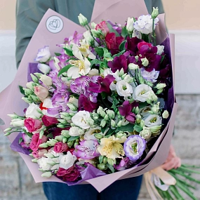 Букет из 15 лизиантусов и 10 альстромерий микс в сиреневой пленке