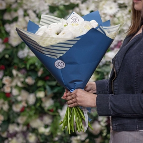 Букет из 25 белых пионов Standart в голубой пленке