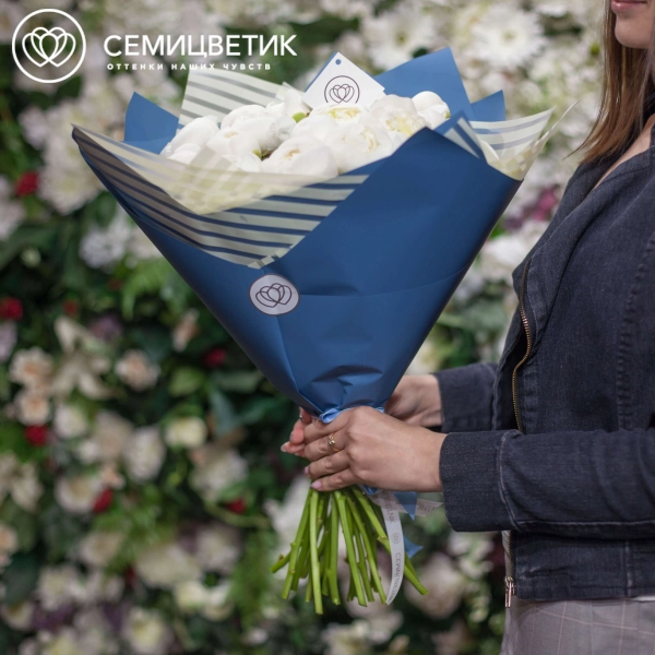 Букет из 25 белых пионов Standart в голубой пленке