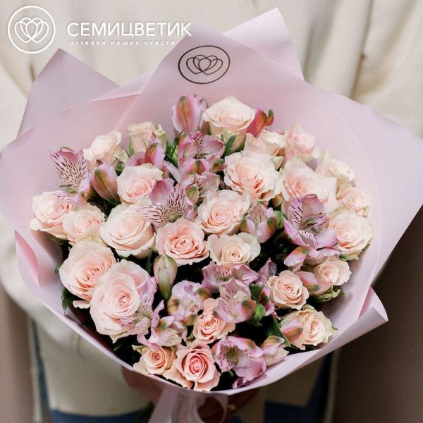 Букет из 25 нежно-розовых роз 40 см (Кения) и 7 альстромерий в розовых тонах в розовой пленке