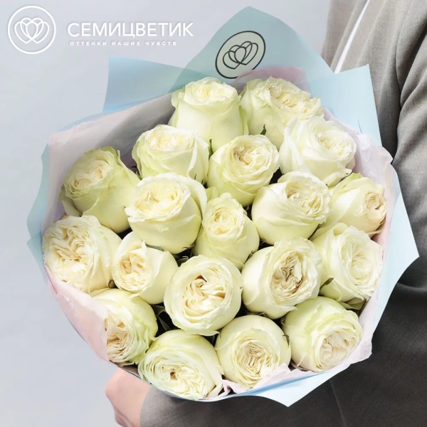 Букет из 19 белых пионовидных роз Titanium 40 см в голубой пленке