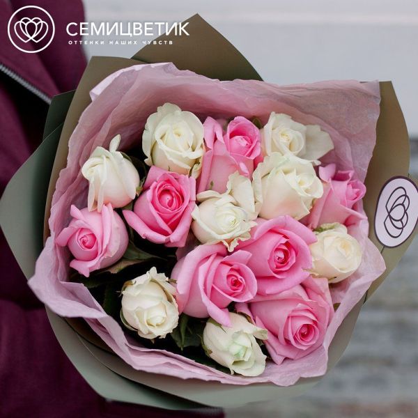Букет из 15 белых и розовых роз 35-40 см (Россия) в зеленой пленке