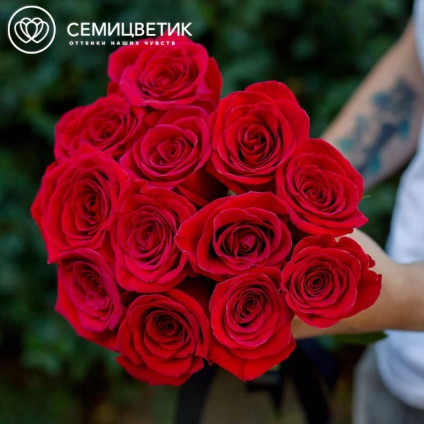Траурный букет из 12 красных роз 50 см (Россия)