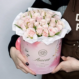 Букет в розовой шляпной коробке Amour Mini из 31 нежно-розовой розы (Кения)