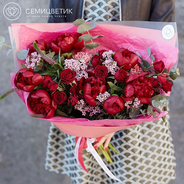 Бордовый букет с пионами "М" в упаковке