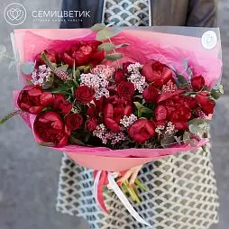 Бордовый букет с пионами 
