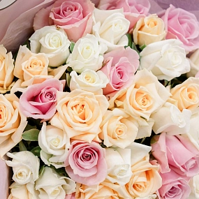 Букет из 51 розы 40 см нежный микс (Россия) в розовой пленке